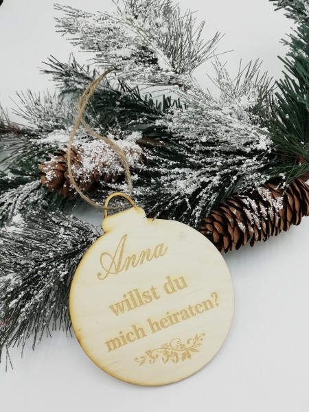 Weihnachtlicher Holzhänger "Willst du mich heiraten" für den Heiratsantrag unter dem Weihnachtsbaum