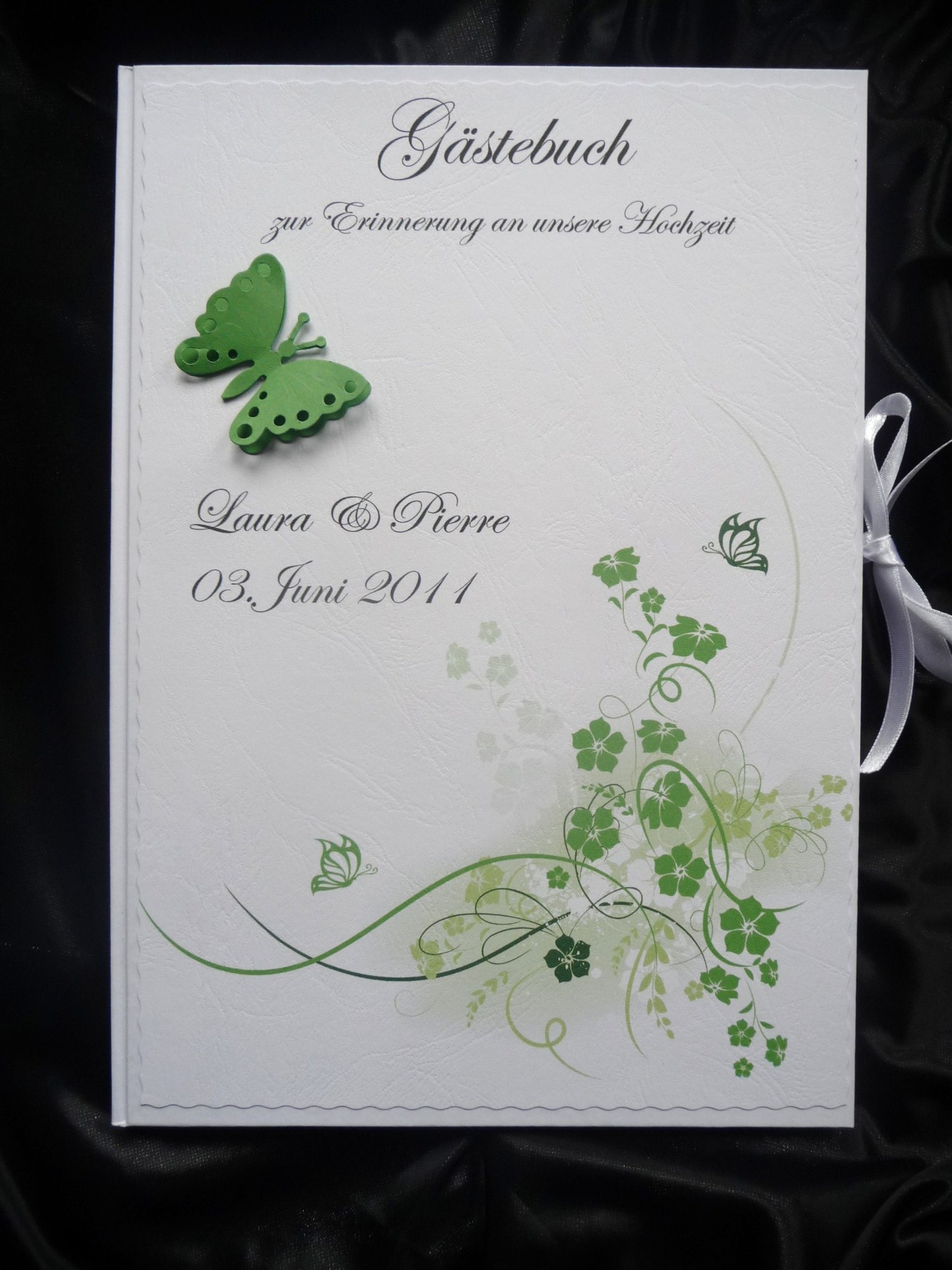HARDCOVER Gästebuch zur Hochzeit mit Blumen-Prägung grün/weiß Schmetterlinge 